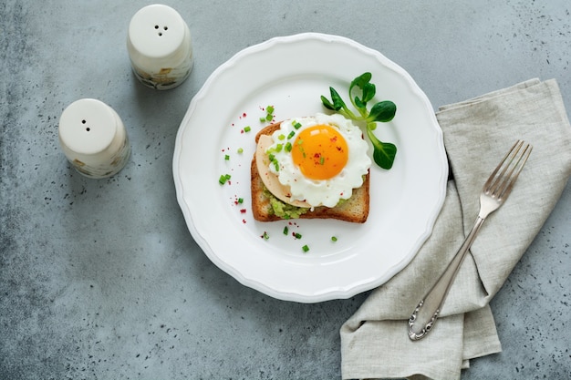 Toast mit Guacamole-Sauce aus Avocado