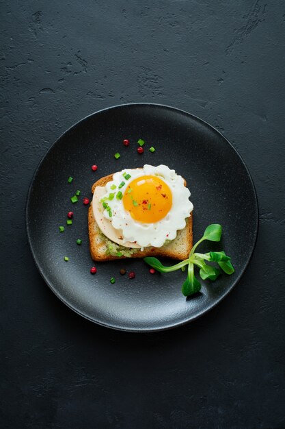 Toast mit Guacamole-Sauce aus Avocado