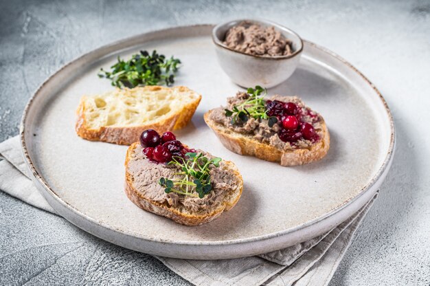 Toast mit Hühnchen-Rillette-Pastete auf Weißbrot mit Sprossen