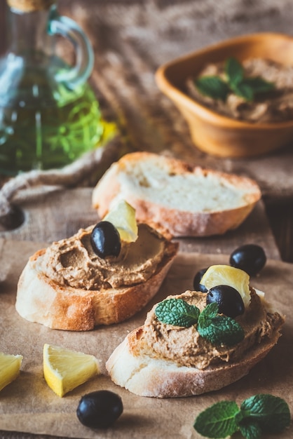 Toast mit Hühnerleberpastete