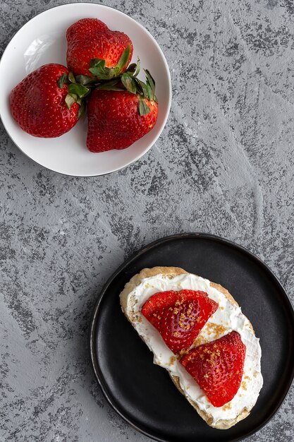 Toast mit Käse und Erdbeeren