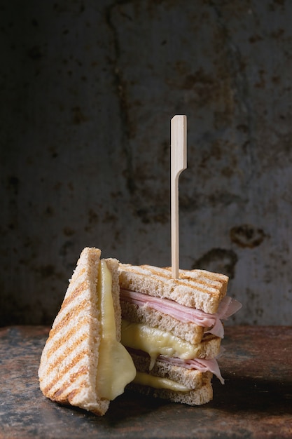 Toast mit Käse und Schinken