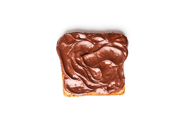 Toast mit Kakaopaste auf einem weißen Hintergrund. Ein Stück Brot mit Schokoladenpaste. Foto in hoher Qualität