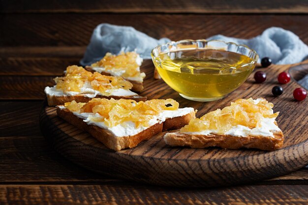 Toast mit karamellisierten Zwiebeln und Honig. Gerösteter Brotsnack