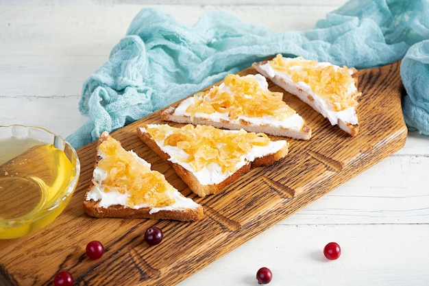 Toast mit karamellisierten Zwiebeln und Honig. Gerösteter Brotsnack