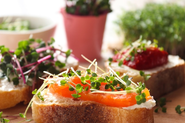 Toast mit Lachs und Microgreens auf dem Tisch. Leckeres Frühstück. Gesundes Essen und Diätkonzept