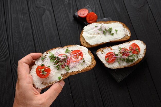 Toast mit Microgreens auf dem Tisch Gesundes Essen veganes Essen und Diätkonzept