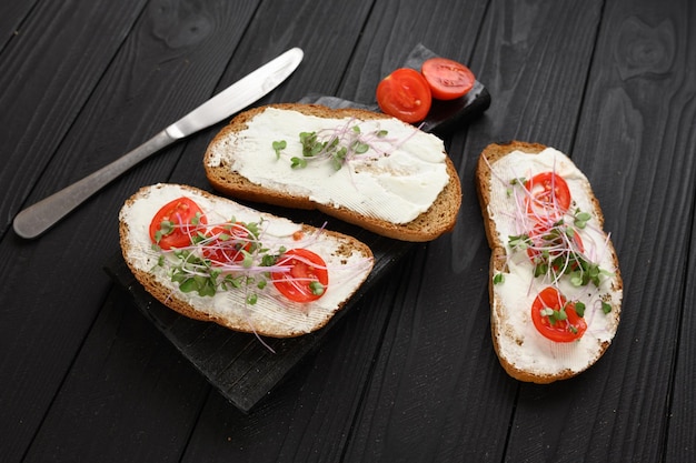 Toast mit Microgreens auf dem Tisch Gesundes Essen veganes Essen und Diätkonzept