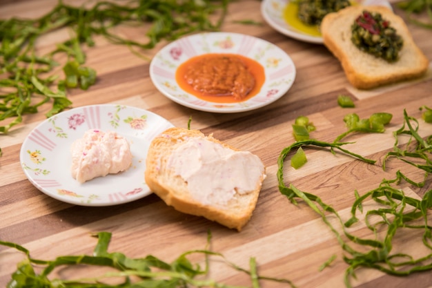 Foto toast mit pastete servieren