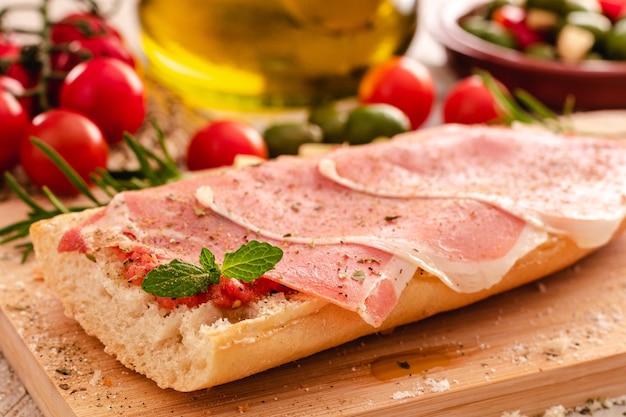 Toast mit Schinkenöl und Tomaten Typisch spanisches Essen