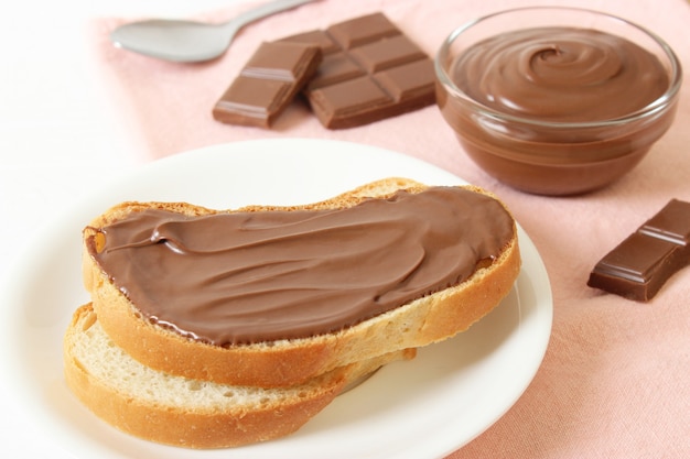 Toast mit Schokoladenpaste auf dem Tisch