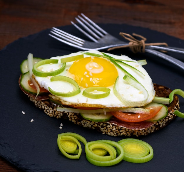 Toast mit Spiegelei und Gemüse