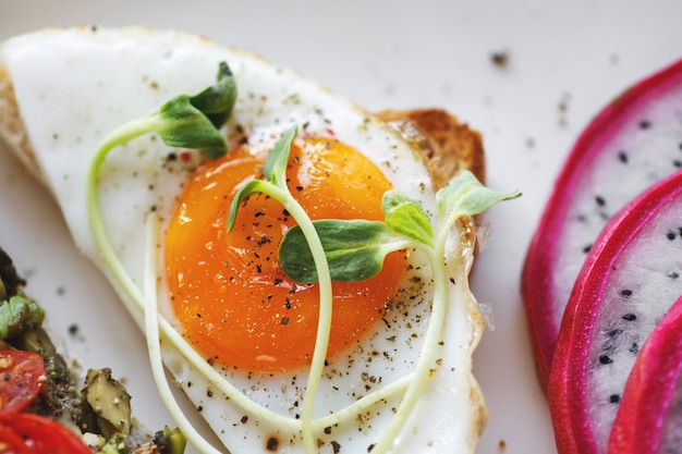 Toast mit Spiegelei zum Frühstück