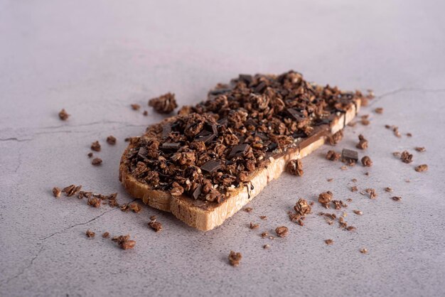 Foto toast mit stücken dunkler schokolade und müsli