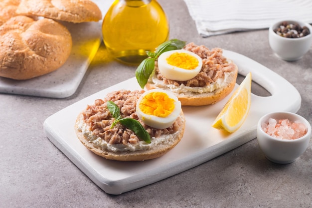 Toast mit Thunfischkonserve, geöffnetes Sandwich mit Ei und Käse