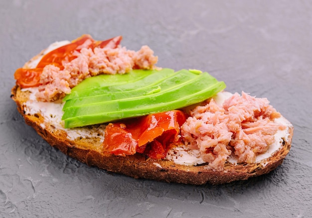 Toast mit Thunfischkonserven und Avocado mit Tomaten