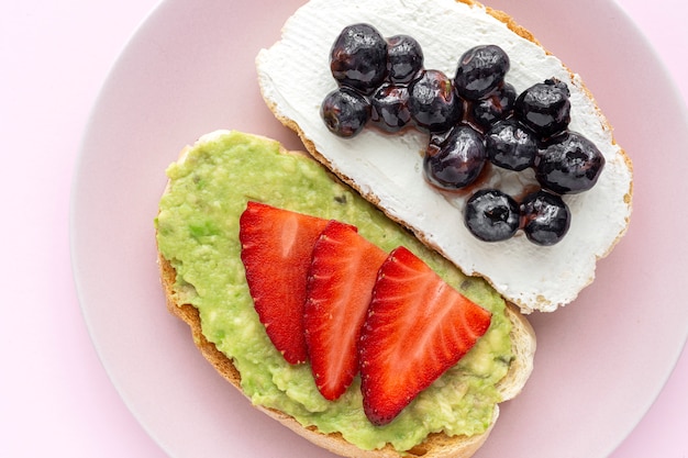 Toast mit verschiedenen Belägen