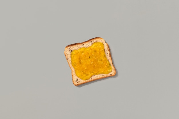 Toast mit Zitronenmarmelade auf grauem Hintergrund