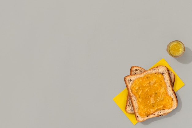 Toast mit Zitronenmarmelade auf grauer Oberfläche