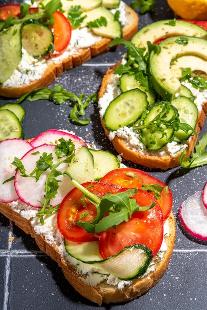 Toast-Sandwiches mit frischem Gemüse