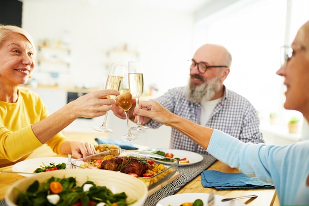 Toast trinken bei Dinnerparty