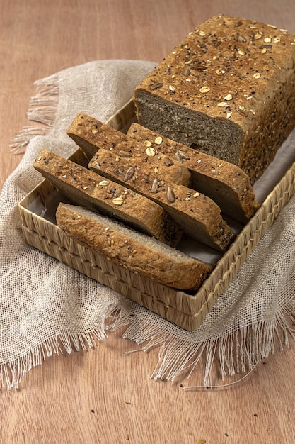 Toast-Weizenbrot in Scheiben geschnitten mit Getreide auf Farbhintergrund isoliert.