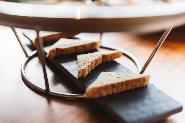Foto toast zum essen mit austern serviert auf schwarzer steinplatte.
