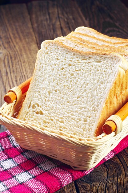 Toastbrot in einem Korb auf dem Tisch schneiden