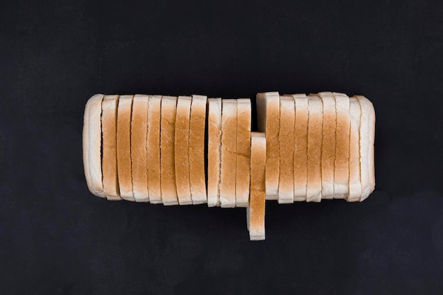 Toastbrot in Scheiben geschnitten auf dunklem Hintergrund Platz für Ihren Text