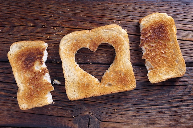 Toastbrot mit herzförmigem Ausschnitt