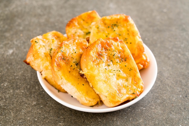 Toastbrot mit Käse und Knoblauch