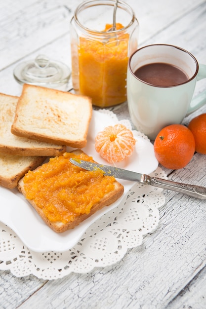 Toastbrot mit Marmelade auf Vintage Holztisch