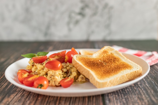 Foto toastbrot mit rührei und kirschtomate