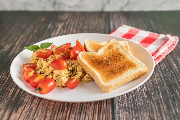 Toastbrot mit Rührei und Kirschtomate