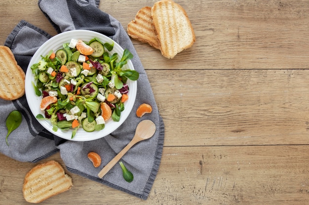 Foto toastbrot neben teller mit salat