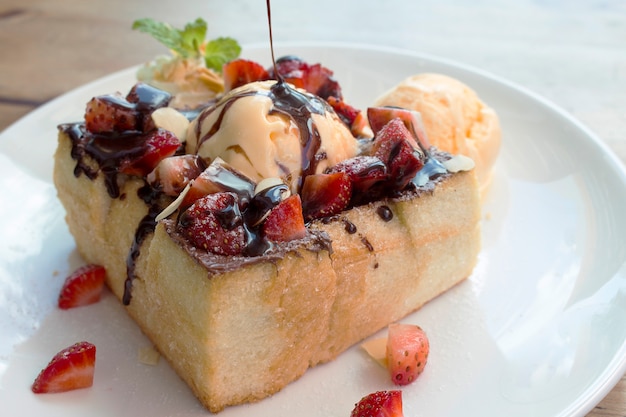 Toastbrotpudding mit Eiscreme und Erdbeere