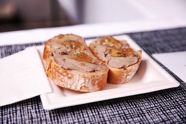 Foto toastete brotscheiben mit glatter paste und gelee-topping