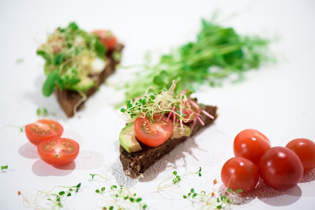 Toasts mit Microgreens Hand hält ein gesundes Toast gesundes Lebensmittelkonzept Super Food