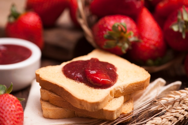 Toastsnack mit Erdbeermarmelade