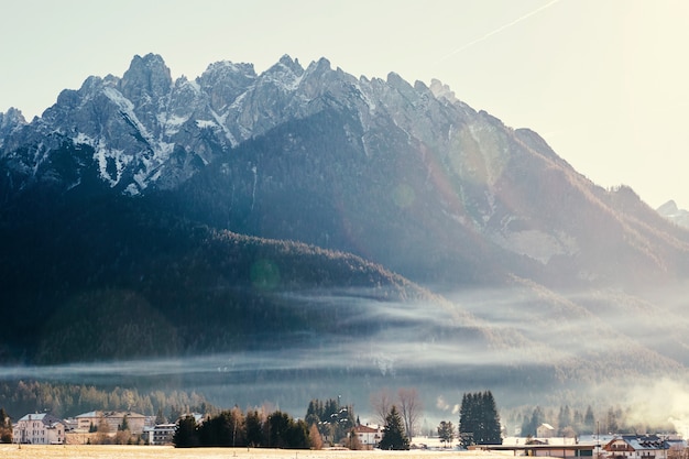 Toblach Stadt und Berge mit Schnee bedeckt