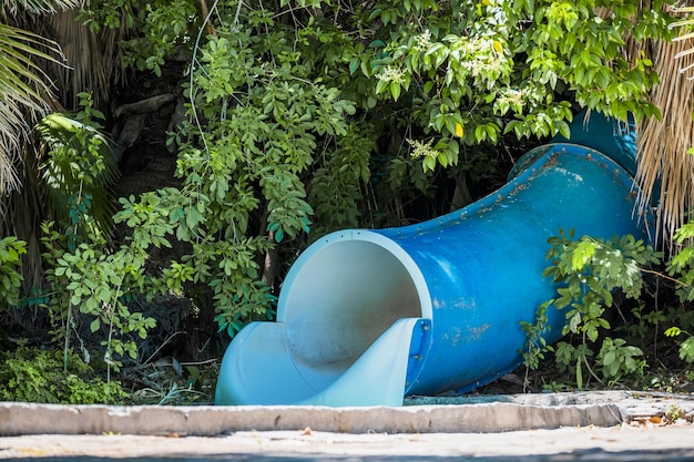 tobogán de agua azul con plantas tropicales