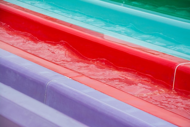 Tobogán de agua de plástico colorido en la piscina