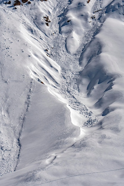 Tobogán de nieve de avalancha en las montañas dolomitas