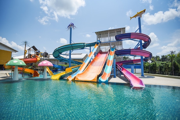 Tobogán de parque acuático con piscina en el parque de atracciones Toboganes de agua con piscina en parque acuático al aire libre