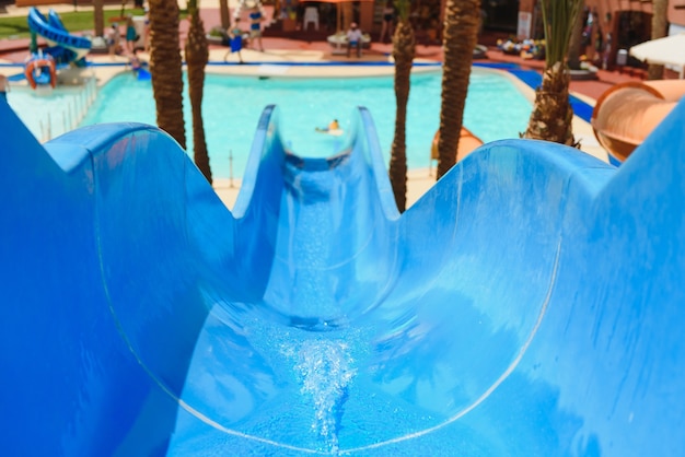 Toboganes de agua en el parque acuático.