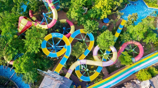 Toboganes y piscina en el parque acuático.