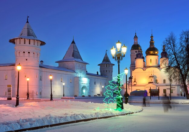 Tobolsk Kreml an einem Winterabend Die Mauern und der Turm des Gasthofs