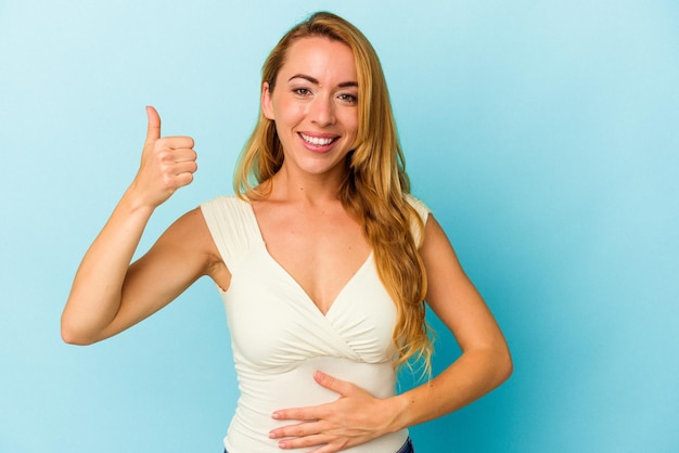 Toca la barriga sonríe comiendo suavemente y el concepto de satisfacción