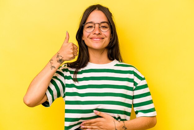 Foto toca la barriga sonríe comiendo suavemente y el concepto de satisfacción