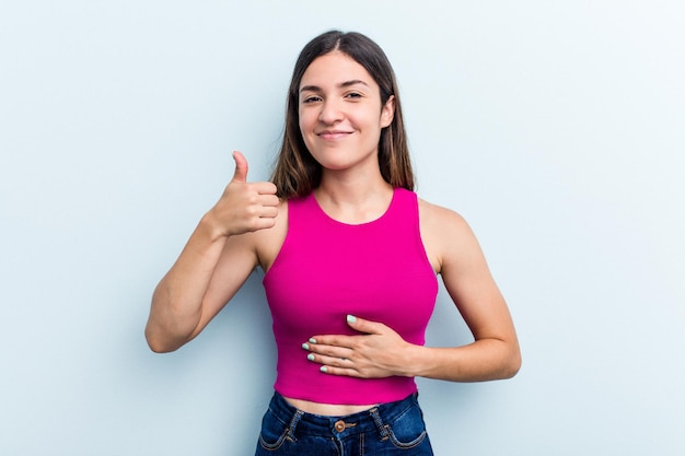 Toca la barriga sonríe comiendo suavemente y el concepto de satisfacción